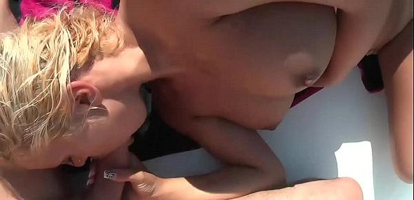  Kleine süße junge Blondine wird auf einem Treetboot benutzt